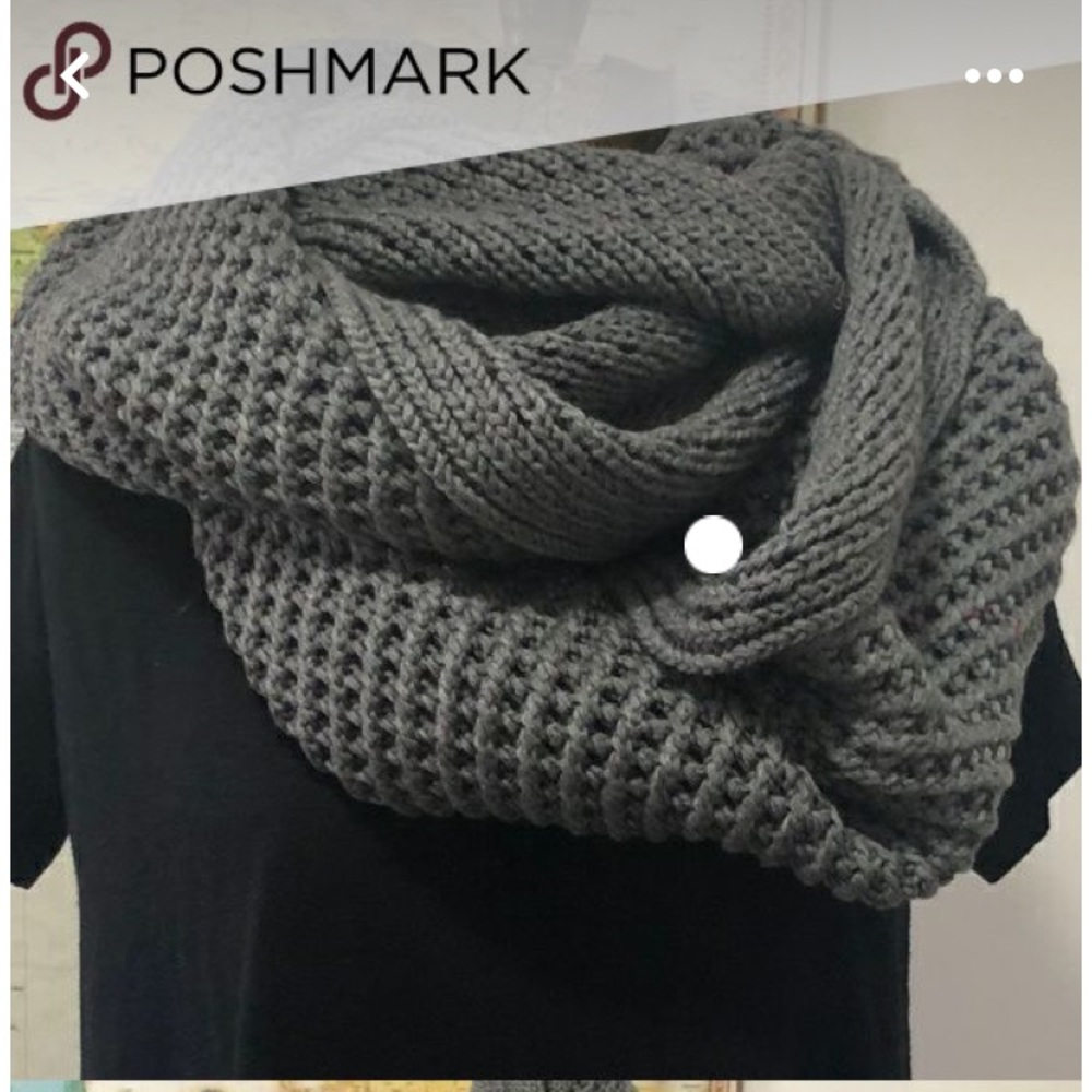I’m looking for this scarf. PLEASE SHARE ♥️